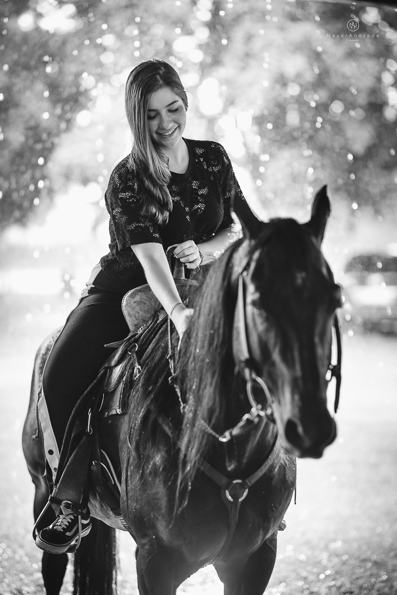 ensaio fotografico teen session debutante no parque andando a cavalos e voando de balao colorido no interior de sao paulo