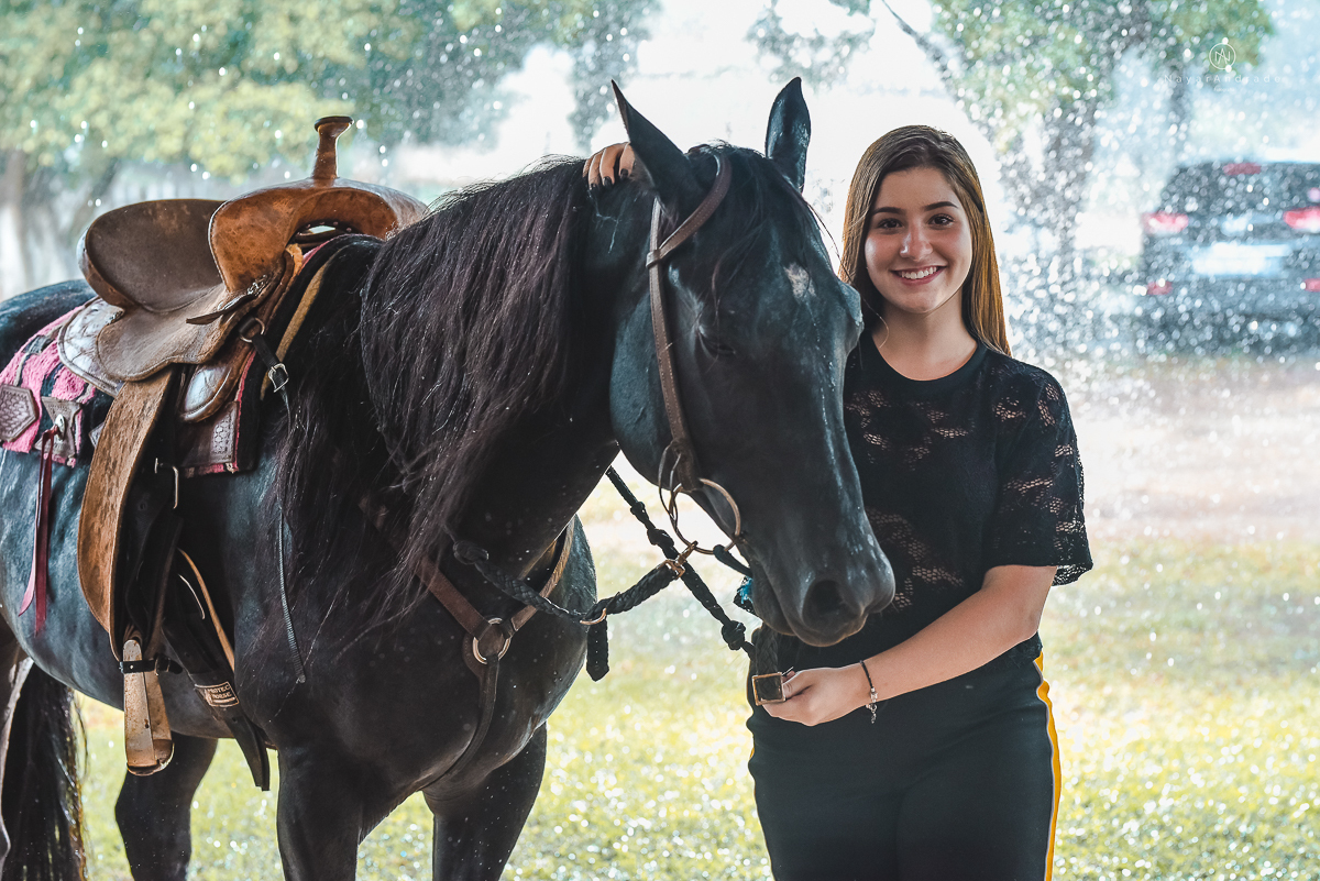 ensaio fotografico teen session debutante no parque andando a cavalos e voando de balao colorido no interior de sao paulo