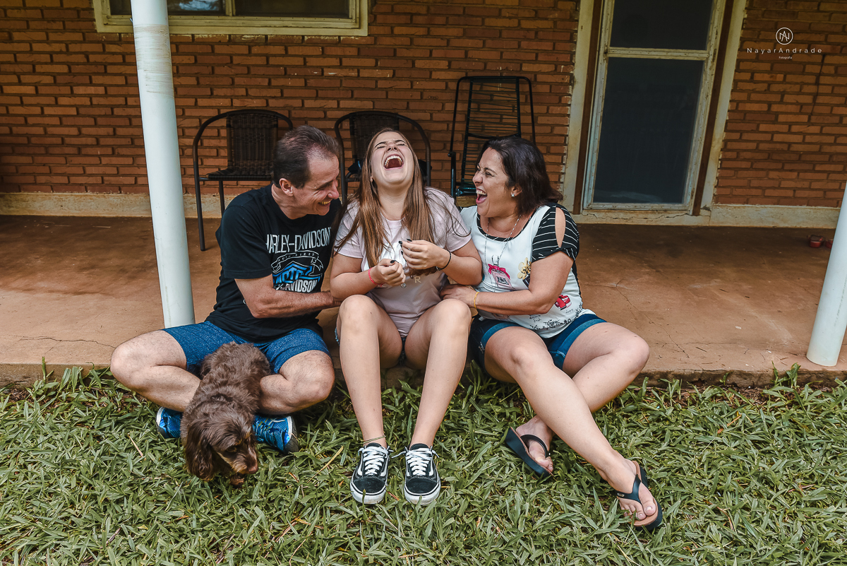 ensaio fotografico teen session debutante no parque andando a cavalos e voando de balao colorido no interior de sao paulo