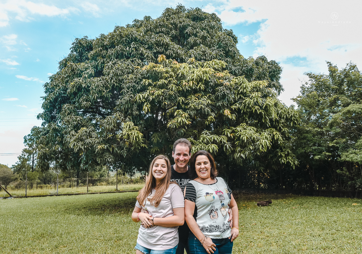 ensaio fotografico teen session debutante no parque andando a cavalos e voando de balao colorido no interior de sao paulo