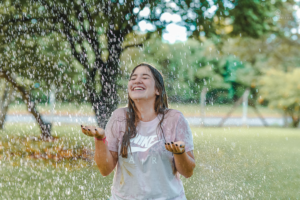 ensaio fotografico teen session debutante no parque andando a cavalos e voando de balao colorido no interior de sao paulo