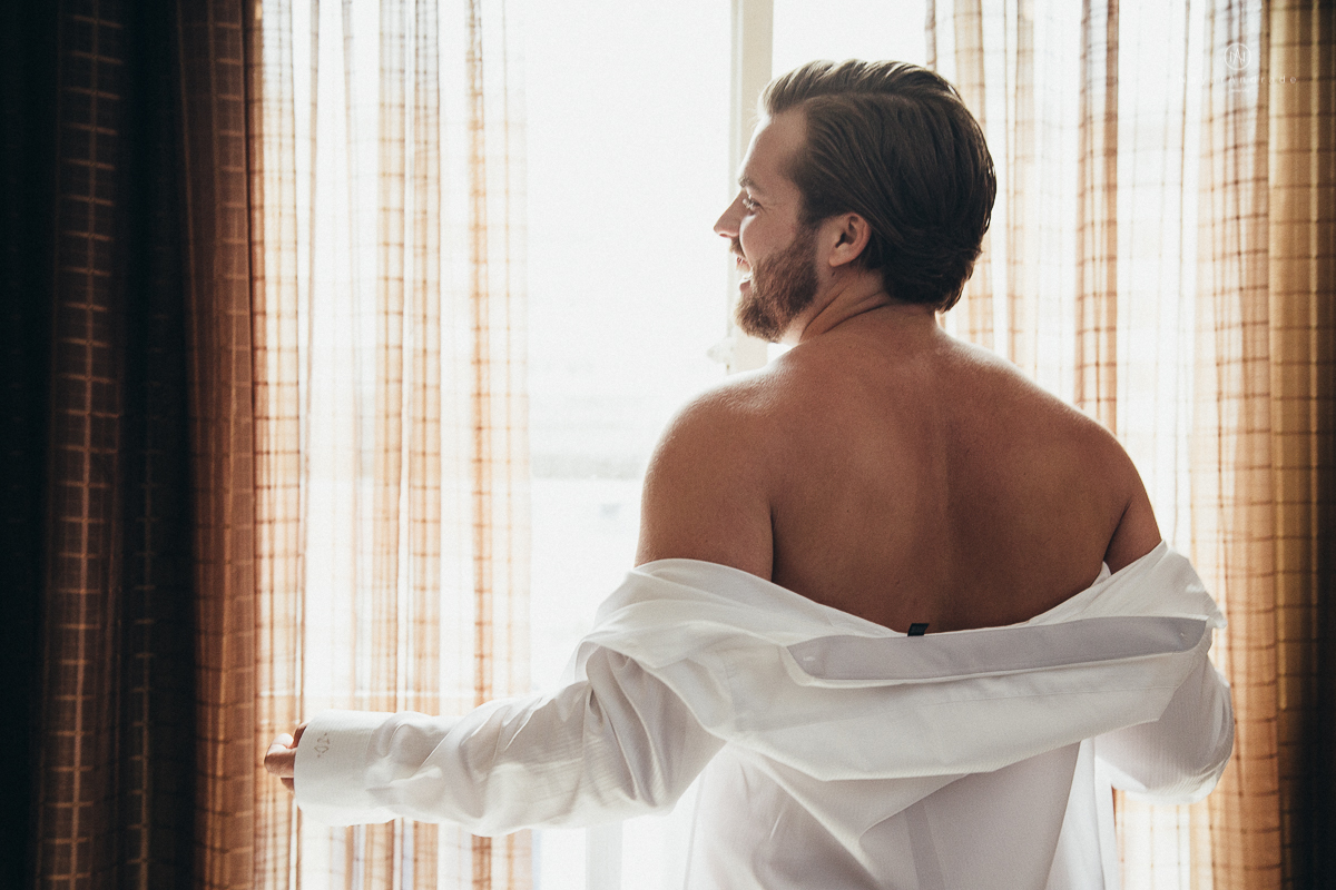 casamento rustico de tarde no salao plataforma na ilha porchat em santos sao vicente decoracao colorida e florida noivo canadense noiva brasileira tons claros 