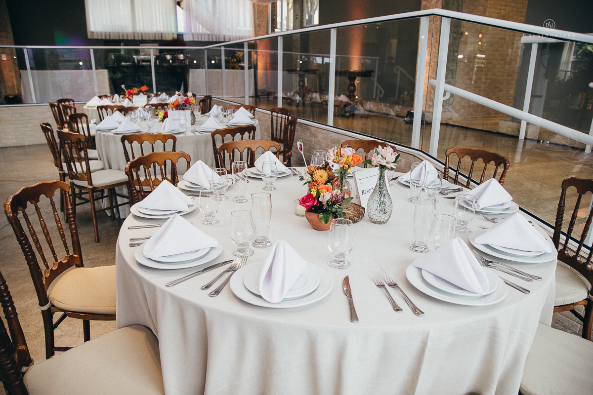 casamento rustico de tarde no salao plataforma na ilha porchat em santos sao vicente decoracao colorida e florida noivo canadense noiva brasileira tons claros  fotografa nayara andrade fotografia fotografa premiada