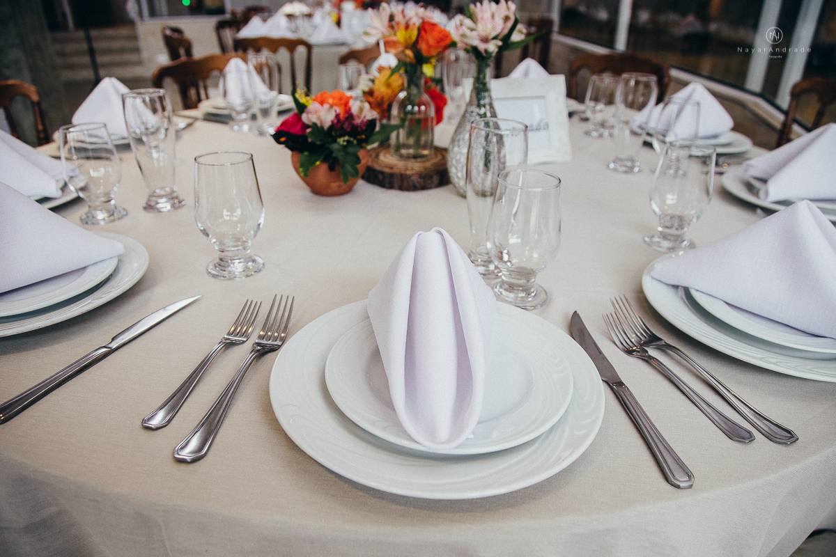 casamento rustico de tarde no salao plataforma na ilha porchat em santos sao vicente decoracao colorida e florida noivo canadense noiva brasileira tons claros  fotografa nayara andrade fotografia fotografa premiada