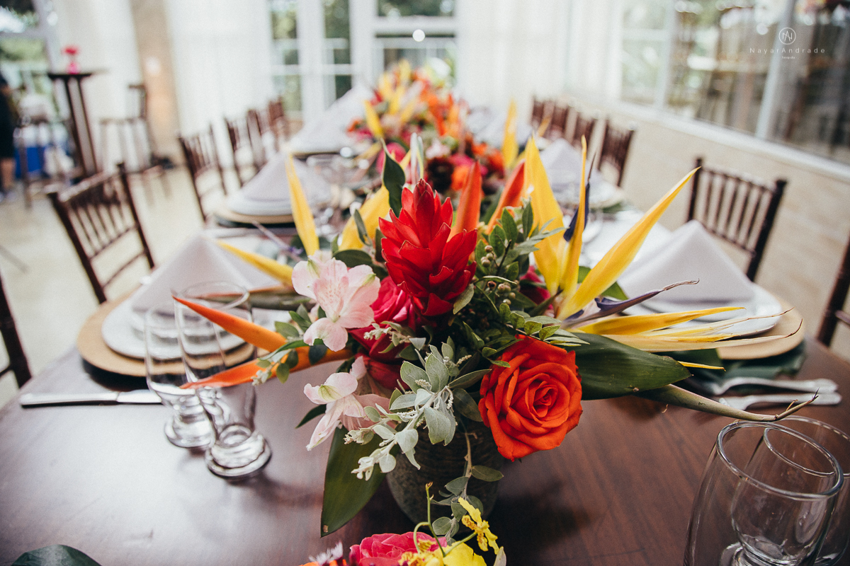casamento rustico de tarde no salao plataforma na ilha porchat em santos sao vicente decoracao colorida e florida noivo canadense noiva brasileira tons claros  fotografa nayara andrade fotografia fotografa premiada