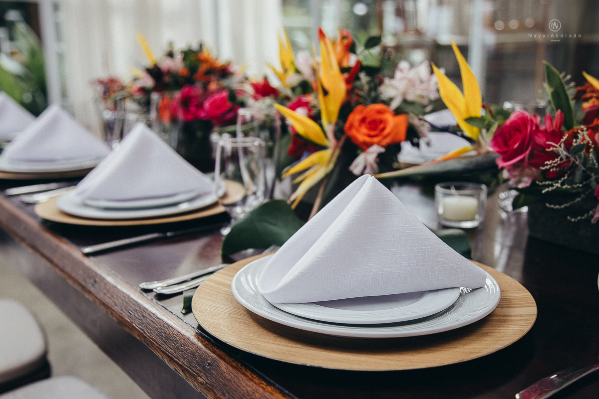 casamento rustico de tarde no salao plataforma na ilha porchat em santos sao vicente decoracao colorida e florida noivo canadense noiva brasileira tons claros  fotografa nayara andrade fotografia fotografa premiada