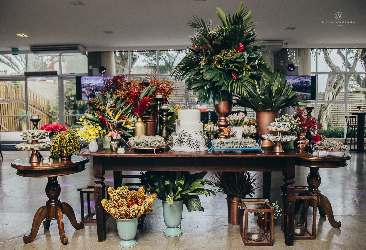 casamento rustico de tarde no salao plataforma na ilha porchat em santos sao vicente decoracao colorida e florida noivo canadense noiva brasileira tons claros  fotografa nayara andrade fotografia fotografa premiada