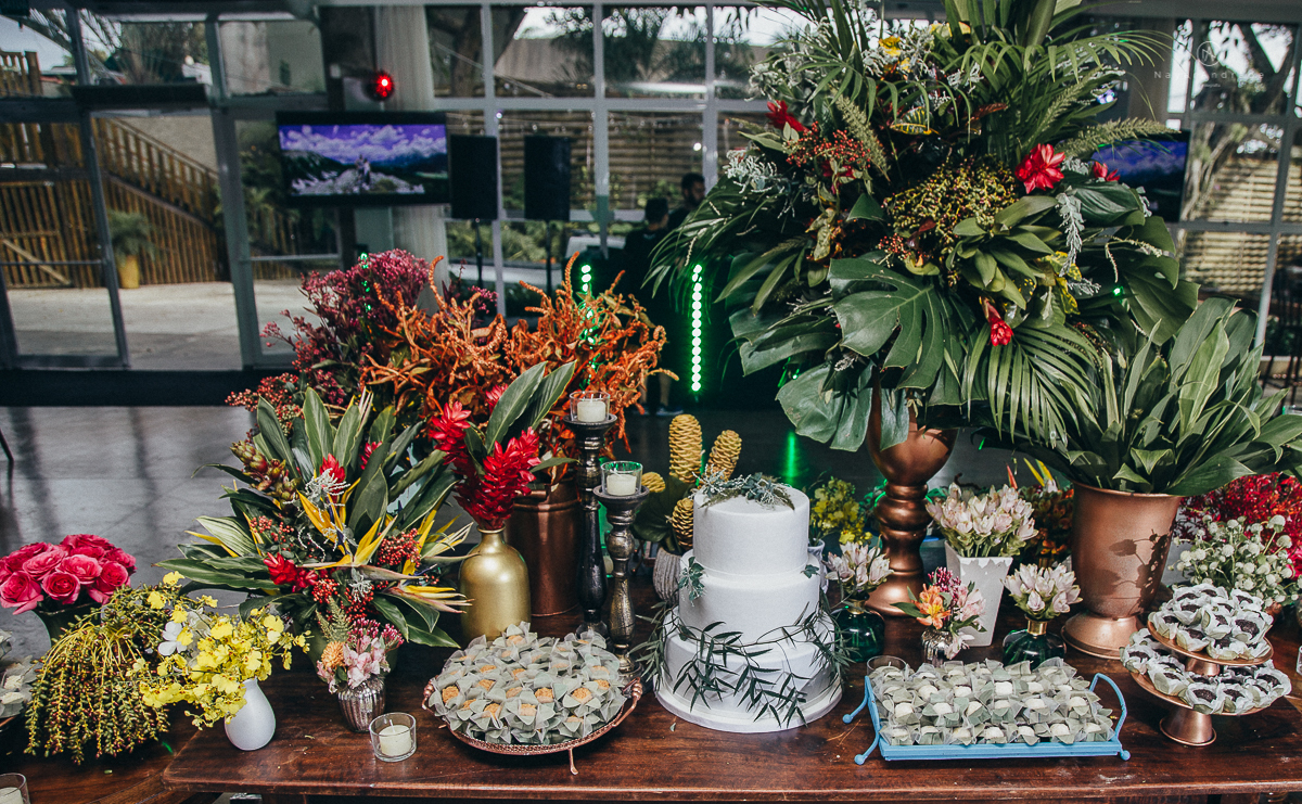 casamento rustico de tarde no salao plataforma na ilha porchat em santos sao vicente decoracao colorida e florida noivo canadense noiva brasileira tons claros  fotografa nayara andrade fotografia fotografa premiada