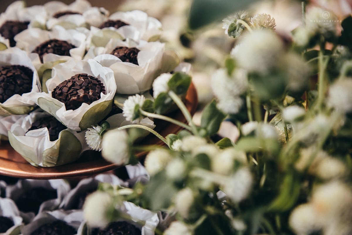 casamento rustico de tarde no salao plataforma na ilha porchat em santos sao vicente decoracao colorida e florida noivo canadense noiva brasileira tons claros  fotografa nayara andrade fotografia fotografa premiada