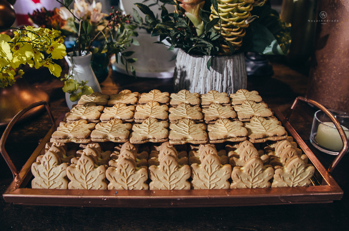 casamento rustico de tarde no salao plataforma na ilha porchat em santos sao vicente decoracao colorida e florida noivo canadense noiva brasileira tons claros  fotografa nayara andrade fotografia fotografa premiada