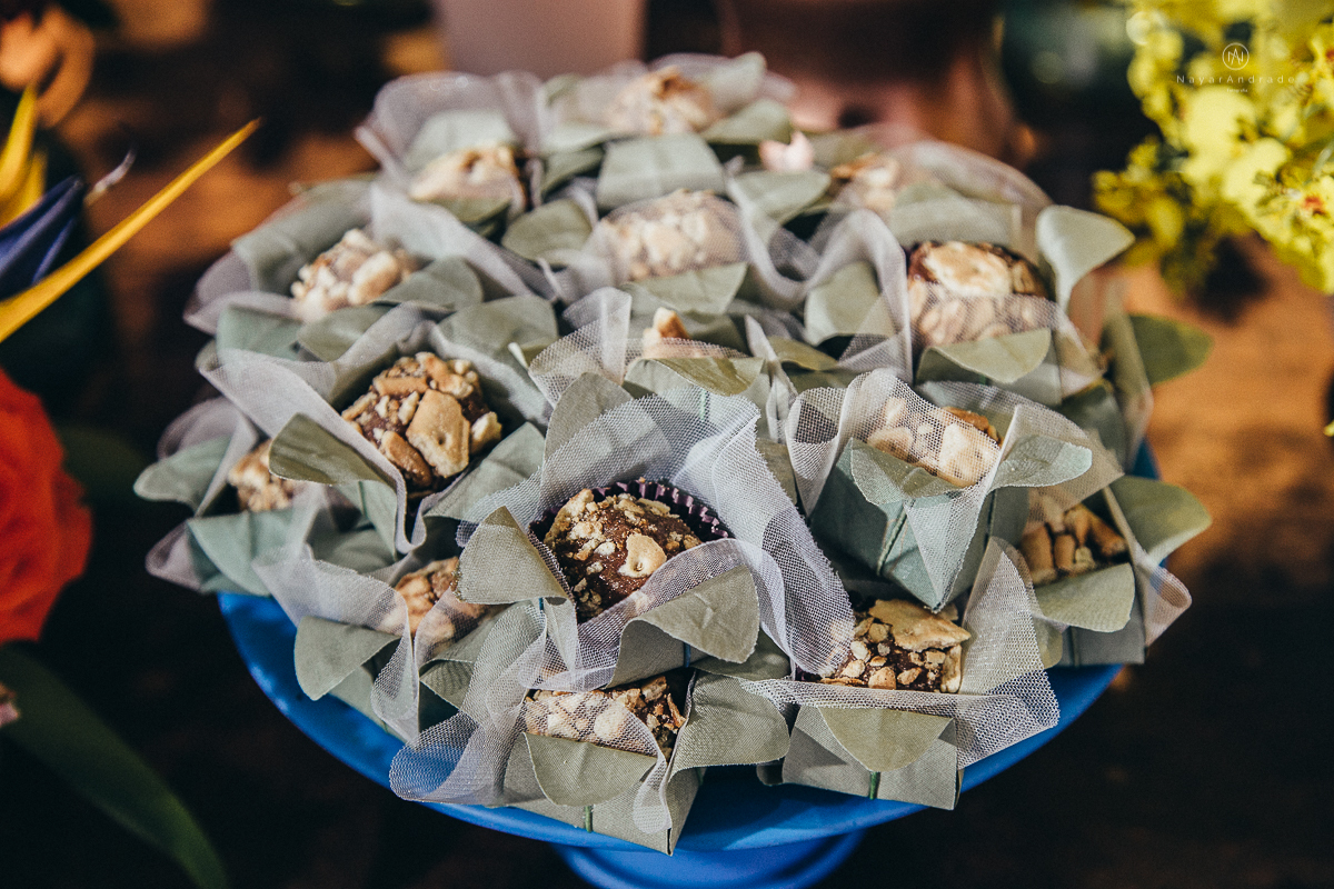 casamento rustico de tarde no salao plataforma na ilha porchat em santos sao vicente decoracao colorida e florida noivo canadense noiva brasileira tons claros  fotografa nayara andrade fotografia fotografa premiada