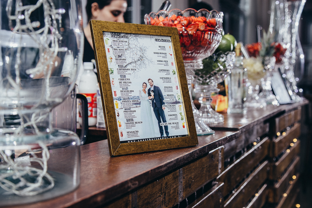 casamento rustico de tarde no salao plataforma na ilha porchat em santos sao vicente decoracao colorida e florida noivo canadense noiva brasileira tons claros  fotografa nayara andrade fotografia fotografa premiada