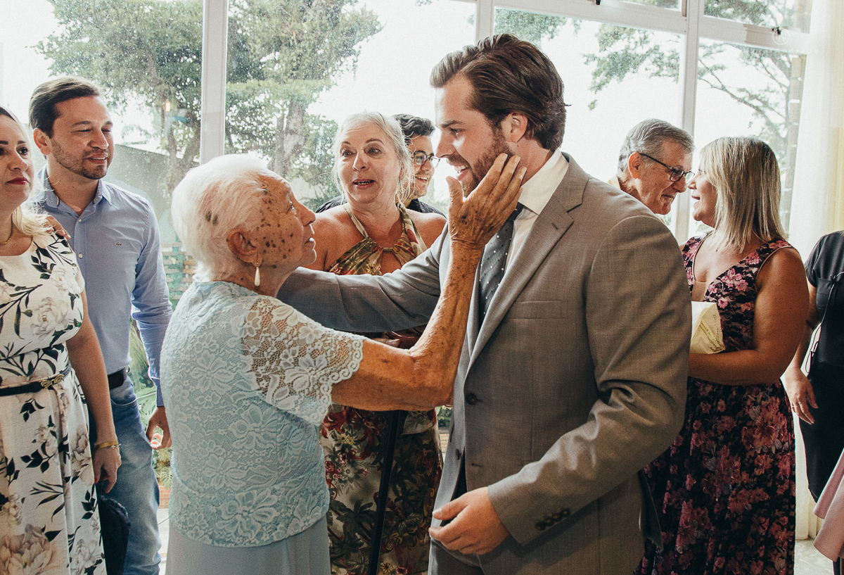 casamento rustico de tarde no salao plataforma na ilha porchat em santos sao vicente decoracao colorida e florida noivo canadense noiva brasileira tons claros  fotografa nayara andrade fotografia fotografa premiada