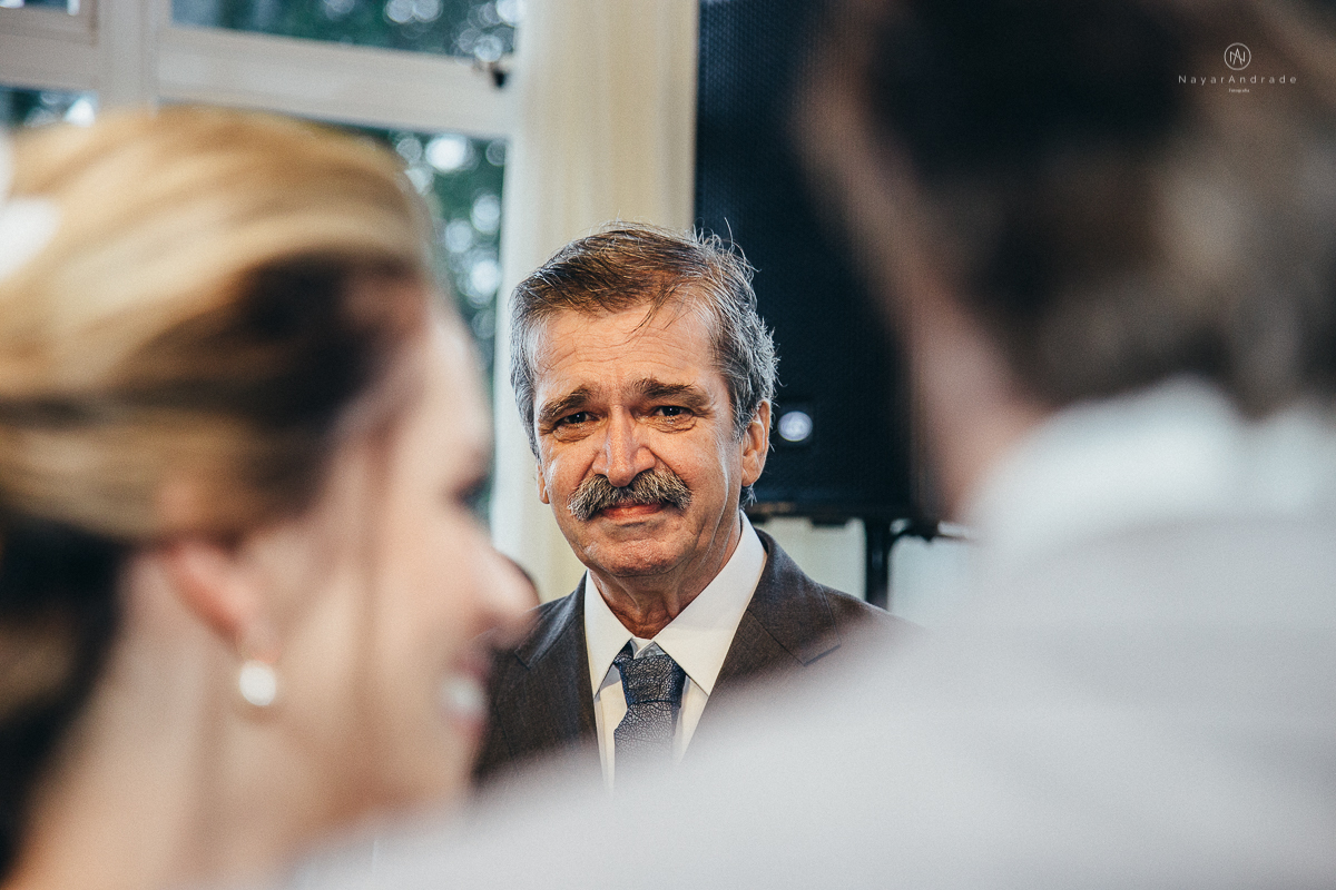 casamento rustico de tarde no salao plataforma na ilha porchat em santos sao vicente decoracao colorida e florida noivo canadense noiva brasileira tons claros  fotografa nayara andrade fotografia fotografa premiada