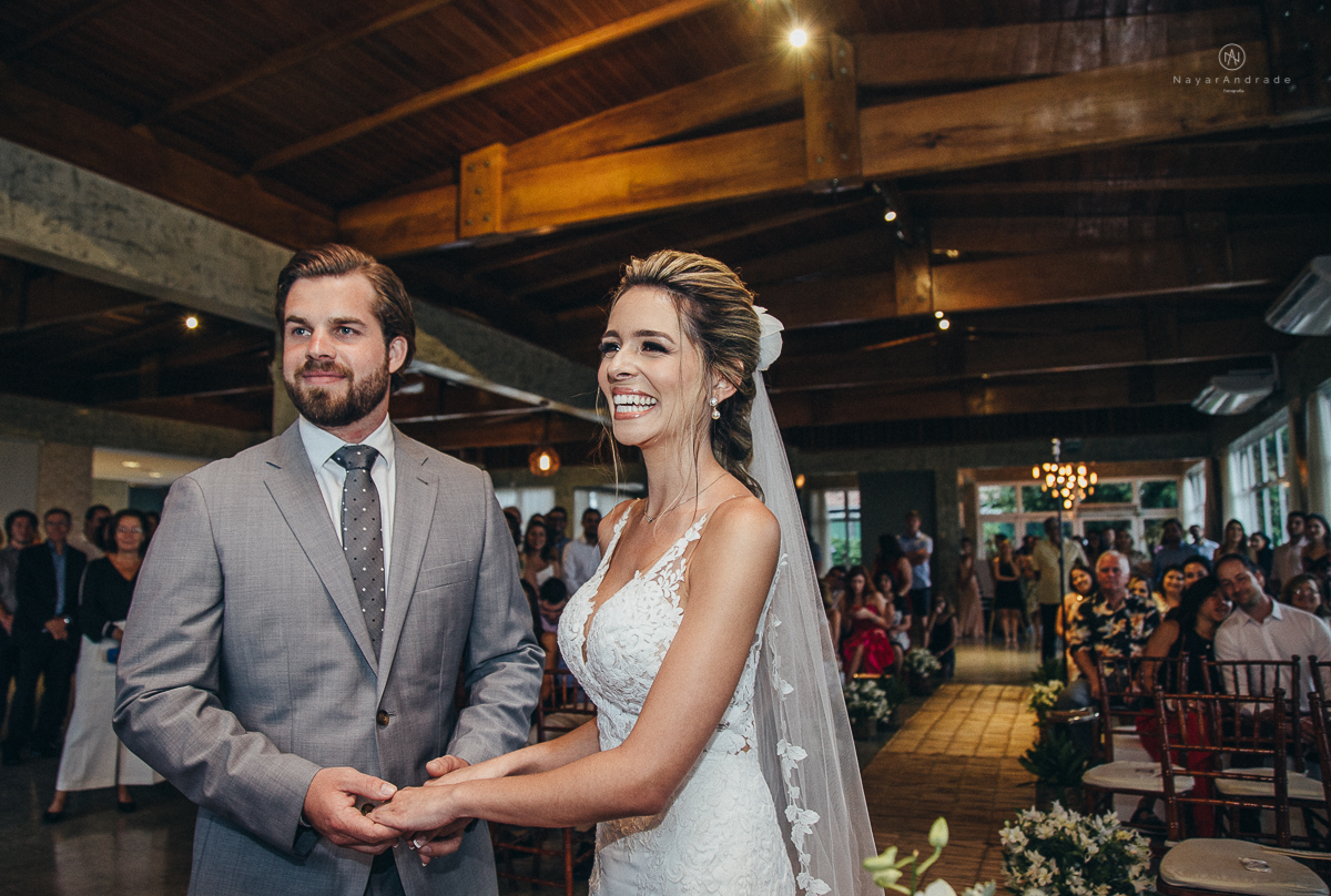 casamento rustico de tarde no salao plataforma na ilha porchat em santos sao vicente decoracao colorida e florida noivo canadense noiva brasileira tons claros  fotografa nayara andrade fotografia fotografa premiada