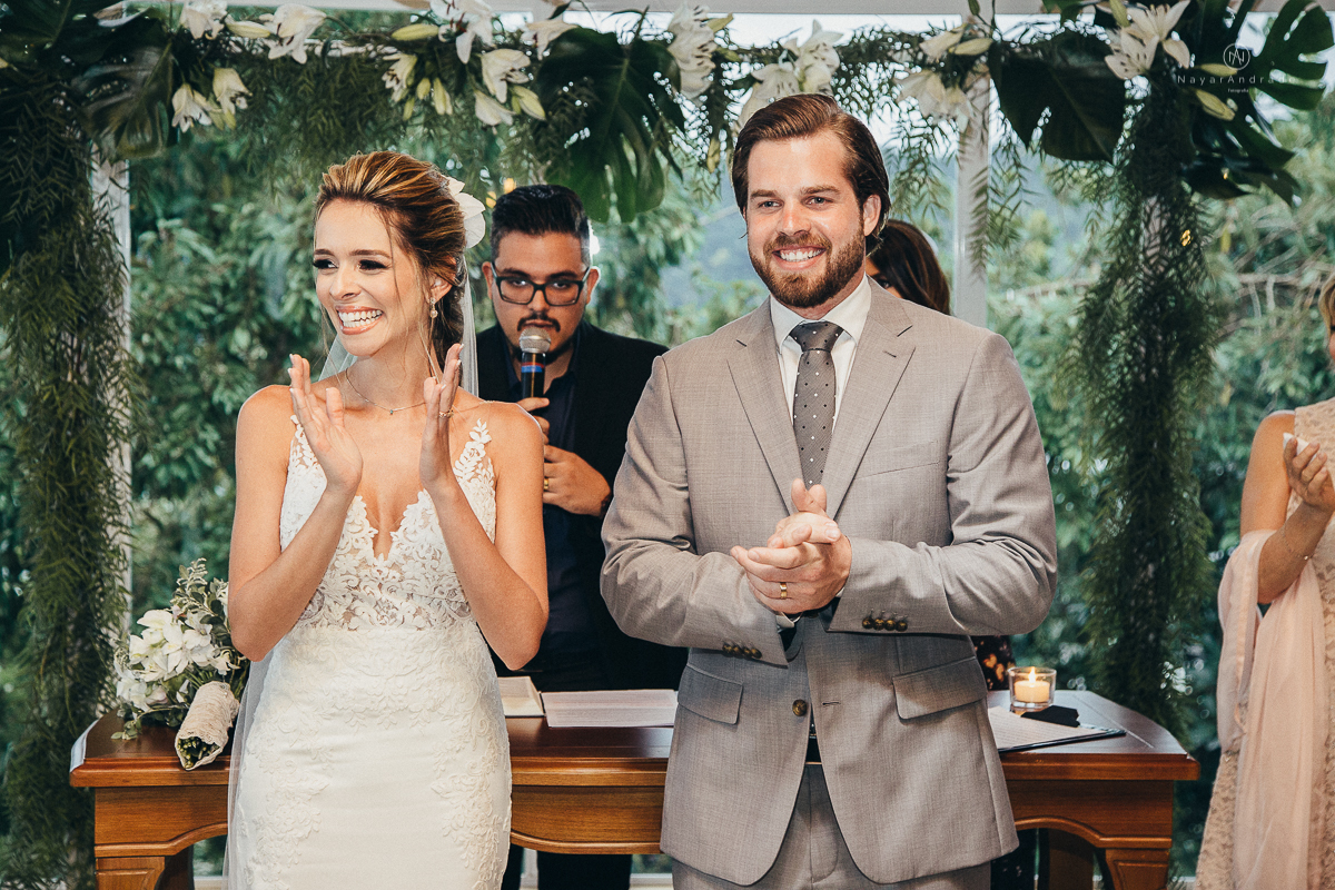 casamento rustico de tarde no salao plataforma na ilha porchat em santos sao vicente decoracao colorida e florida noivo canadense noiva brasileira tons claros  fotografa nayara andrade fotografia fotografa premiada