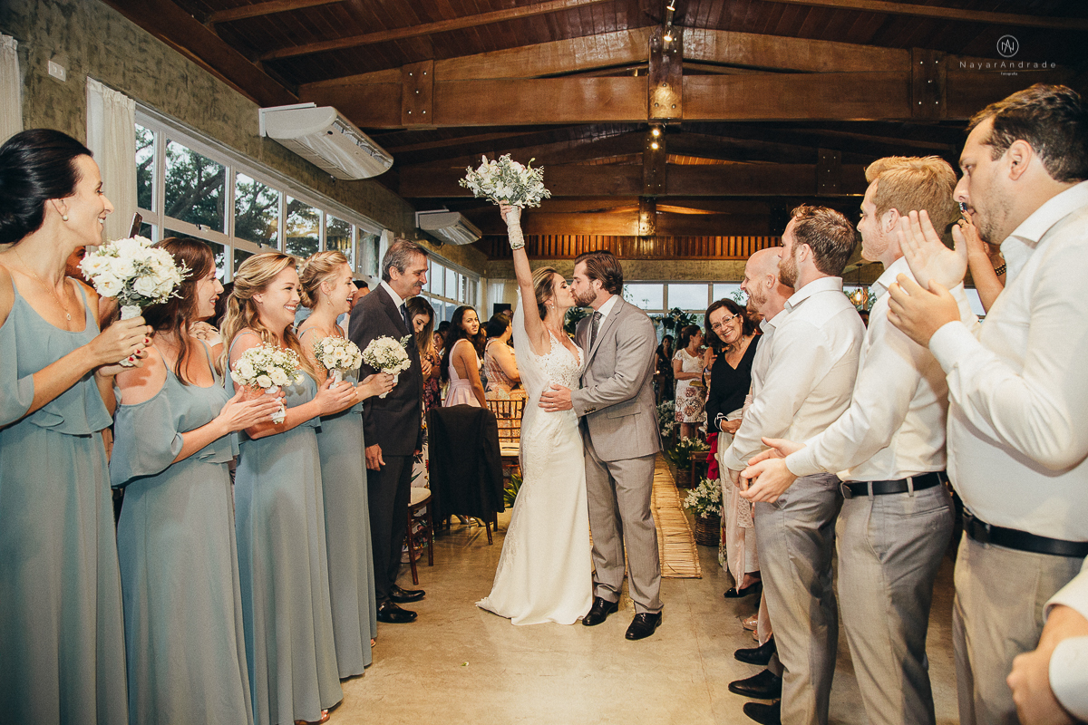 casamento rustico de tarde no salao plataforma na ilha porchat em santos sao vicente decoracao colorida e florida noivo canadense noiva brasileira tons claros  fotografa nayara andrade fotografia fotografa premiada