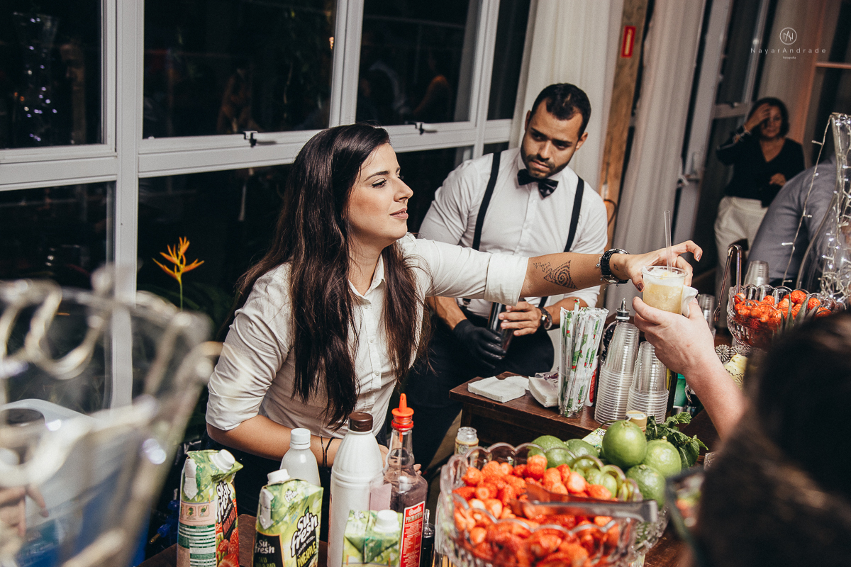 casamento rustico de tarde no salao plataforma na ilha porchat em santos sao vicente decoracao colorida e florida noivo canadense noiva brasileira tons claros  fotografa nayara andrade fotografia fotografa premiada