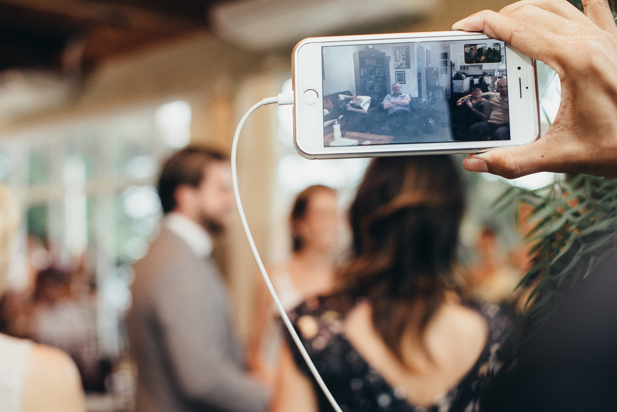 casamento rustico de tarde no salao plataforma na ilha porchat em santos sao vicente decoracao colorida e florida noivo canadense noiva brasileira tons claros  fotografa nayara andrade fotografia fotografa premiada