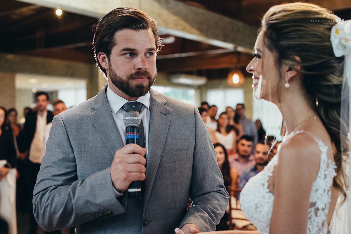 casamento rustico de tarde no salao plataforma na ilha porchat em santos sao vicente decoracao colorida e florida noivo canadense noiva brasileira tons claros  fotografa nayara andrade fotografia fotografa premiada