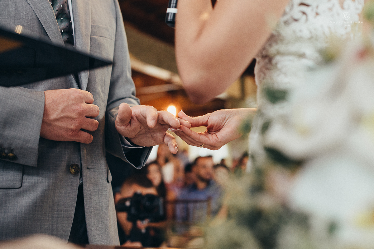 casamento rustico de tarde no salao plataforma na ilha porchat em santos sao vicente decoracao colorida e florida noivo canadense noiva brasileira tons claros  fotografa nayara andrade fotografia fotografa premiada