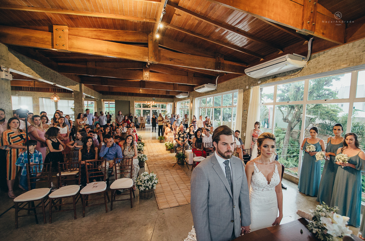 casamento rustico de tarde no salao plataforma na ilha porchat em santos sao vicente decoracao colorida e florida noivo canadense noiva brasileira tons claros  fotografa nayara andrade fotografia fotografa premiada