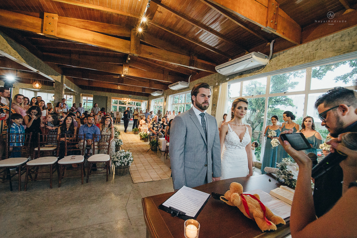 casamento rustico de tarde no salao plataforma na ilha porchat em santos sao vicente decoracao colorida e florida noivo canadense noiva brasileira tons claros  fotografa nayara andrade fotografia fotografa premiada