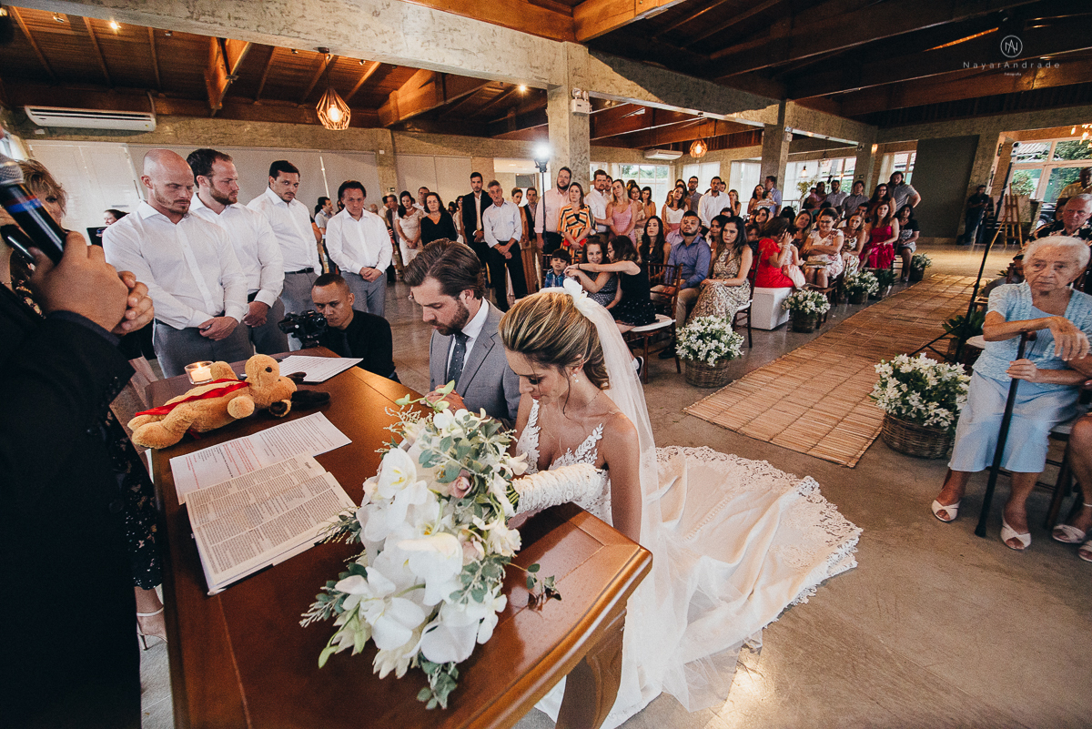 casamento rustico de tarde no salao plataforma na ilha porchat em santos sao vicente decoracao colorida e florida noivo canadense noiva brasileira tons claros  fotografa nayara andrade fotografia fotografa premiada