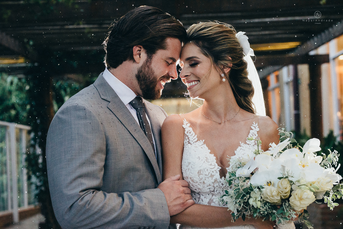 casamento rustico de tarde no salao plataforma na ilha porchat em santos sao vicente decoracao colorida e florida noivo canadense noiva brasileira tons claros  fotografa nayara andrade fotografia fotografa premiada