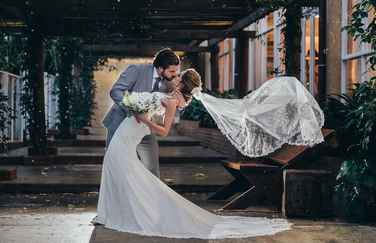 casamento rustico de tarde no salao plataforma na ilha porchat em santos sao vicente decoracao colorida e florida noivo canadense noiva brasileira tons claros  fotografa nayara andrade fotografia fotografa premiada