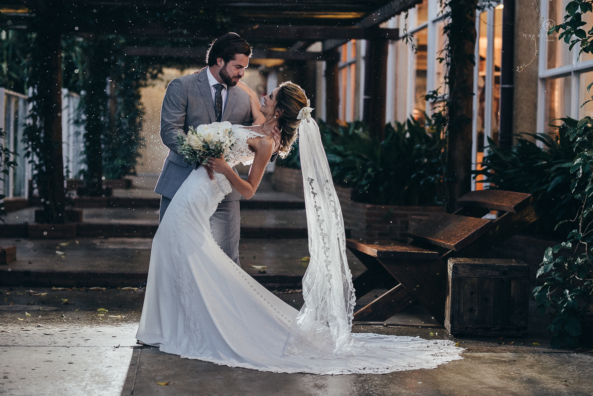 casamento rustico de tarde no salao plataforma na ilha porchat em santos sao vicente decoracao colorida e florida noivo canadense noiva brasileira tons claros  fotografa nayara andrade fotografia fotografa premiada
