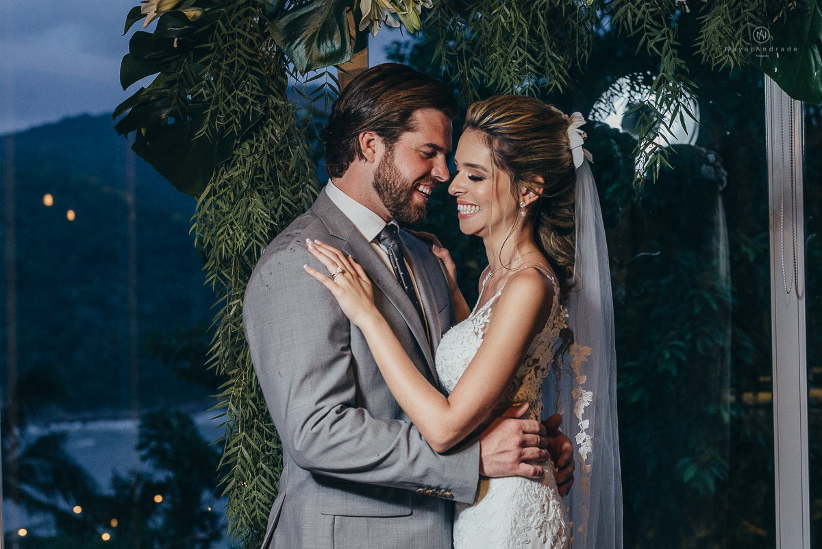 casamento rustico de tarde no salao plataforma na ilha porchat em santos sao vicente decoracao colorida e florida noivo canadense noiva brasileira tons claros  fotografa nayara andrade fotografia fotografa premiada