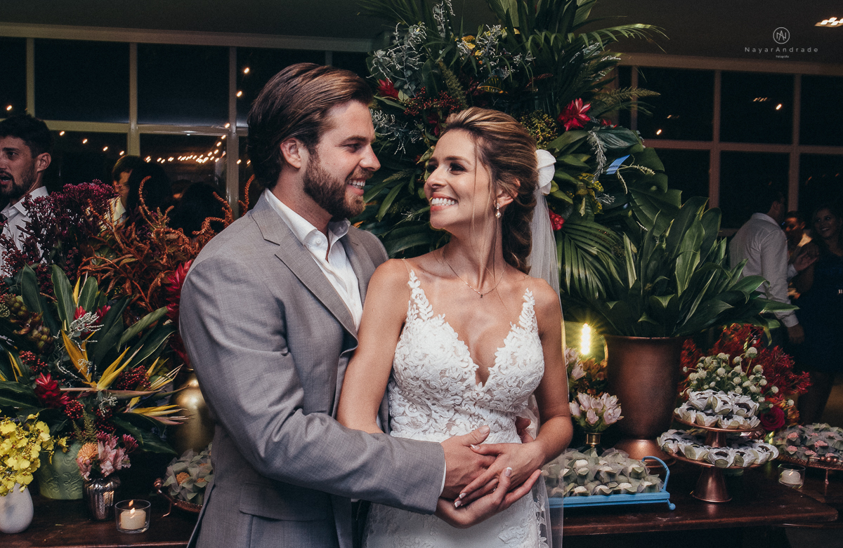 casamento rustico de tarde no salao plataforma na ilha porchat em santos sao vicente decoracao colorida e florida noivo canadense noiva brasileira tons claros  fotografa nayara andrade fotografia fotografa premiada