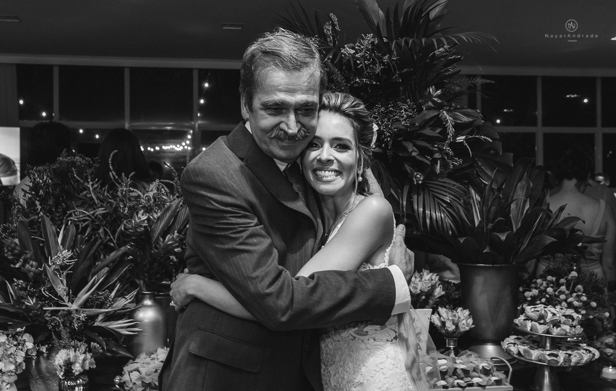 casamento rustico de tarde no salao plataforma na ilha porchat em santos sao vicente decoracao colorida e florida noivo canadense noiva brasileira tons claros  fotografa nayara andrade fotografia fotografa premiada