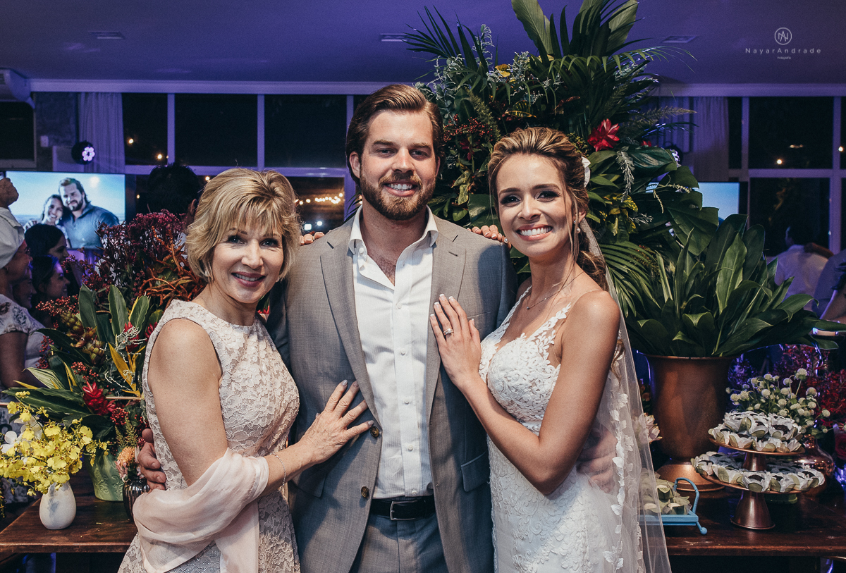 casamento rustico de tarde no salao plataforma na ilha porchat em santos sao vicente decoracao colorida e florida noivo canadense noiva brasileira tons claros  fotografa nayara andrade fotografia fotografa premiada