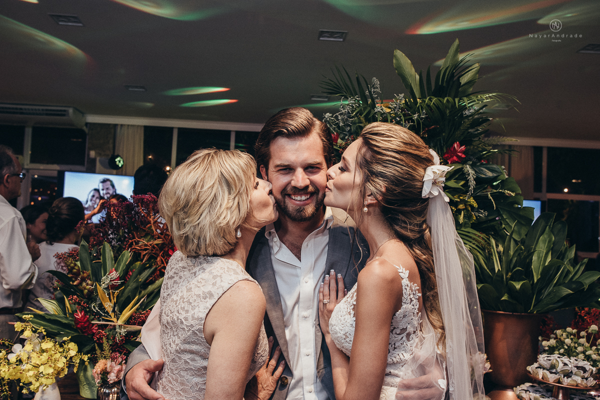 casamento rustico de tarde no salao plataforma na ilha porchat em santos sao vicente decoracao colorida e florida noivo canadense noiva brasileira tons claros  fotografa nayara andrade fotografia fotografa premiada