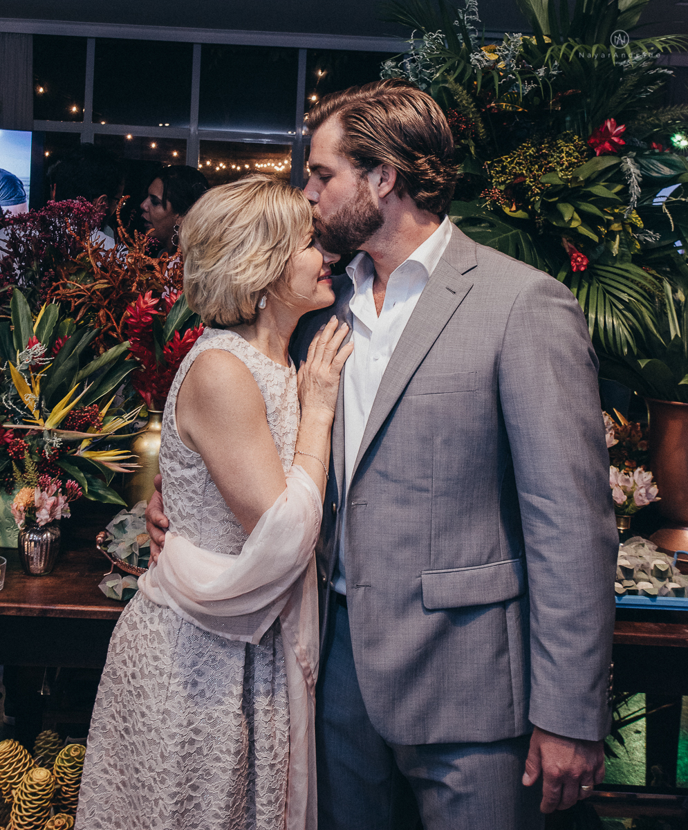 casamento rustico de tarde no salao plataforma na ilha porchat em santos sao vicente decoracao colorida e florida noivo canadense noiva brasileira tons claros  fotografa nayara andrade fotografia fotografa premiada