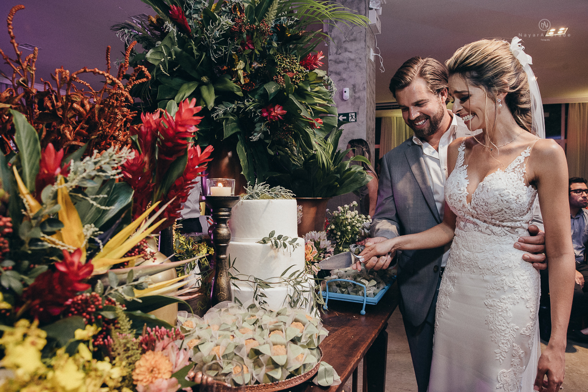 casamento rustico de tarde no salao plataforma na ilha porchat em santos sao vicente decoracao colorida e florida noivo canadense noiva brasileira tons claros  fotografa nayara andrade fotografia fotografa premiada