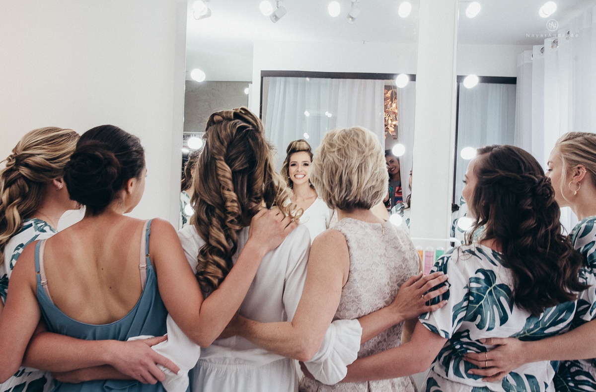 casamento rustico de tarde no salao plataforma na ilha porchat em santos sao vicente decoracao colorida e florida noivo canadense noiva brasileira tons claros 