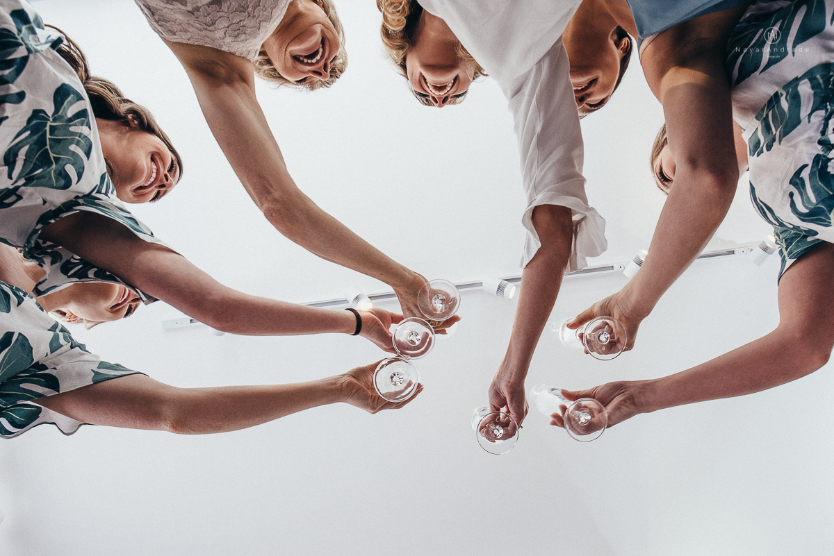 casamento rustico de tarde no salao plataforma na ilha porchat em santos sao vicente decoracao colorida e florida noivo canadense noiva brasileira tons claros 