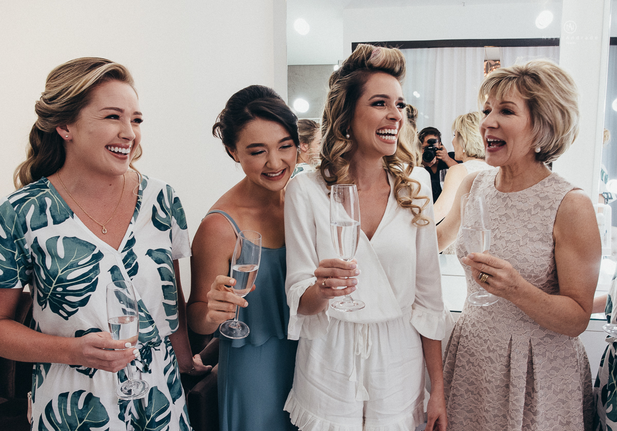 casamento rustico de tarde no salao plataforma na ilha porchat em santos sao vicente decoracao colorida e florida noivo canadense noiva brasileira tons claros 