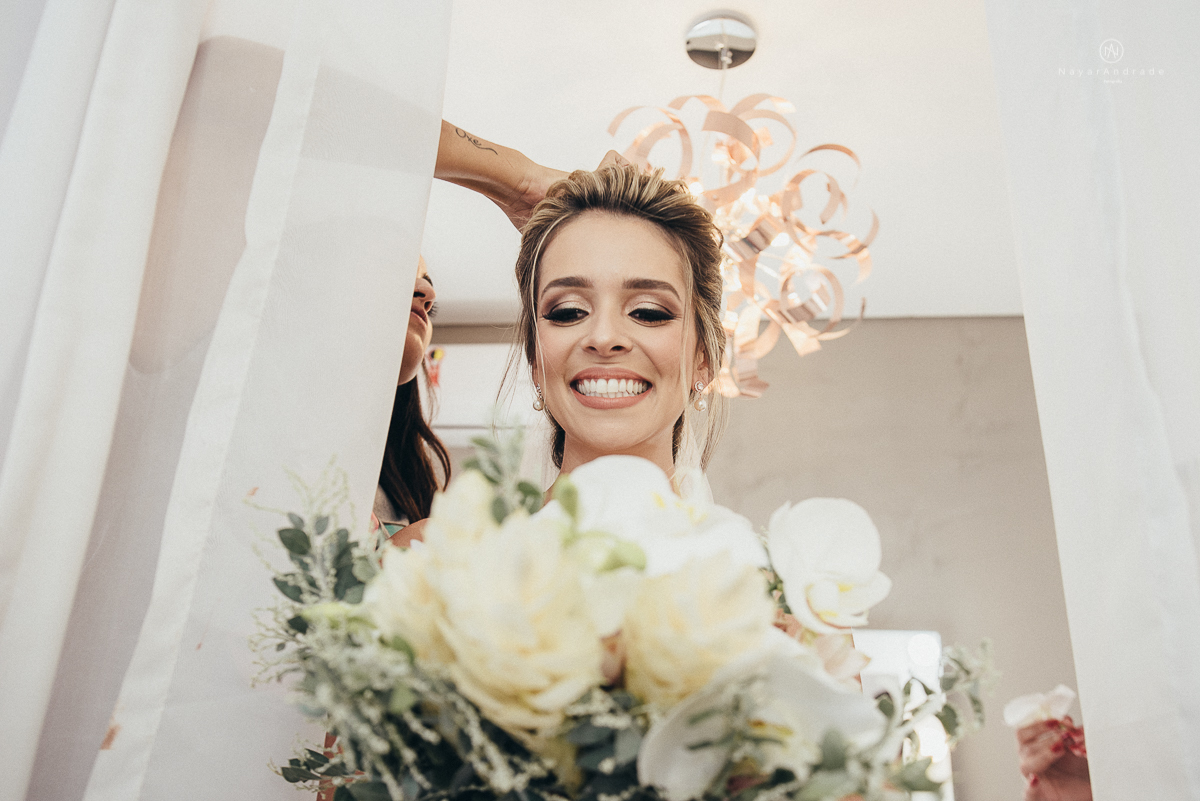 casamento rustico de tarde no salao plataforma na ilha porchat em santos sao vicente decoracao colorida e florida noivo canadense noiva brasileira tons claros  fotografa nayara andrade fotografia fotografa premiada