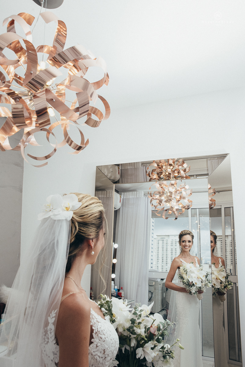casamento rustico de tarde no salao plataforma na ilha porchat em santos sao vicente decoracao colorida e florida noivo canadense noiva brasileira tons claros  fotografa nayara andrade fotografia fotografa premiada