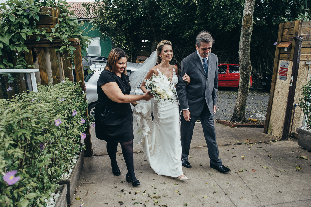 casamento rustico de tarde no salao plataforma na ilha porchat em santos sao vicente decoracao colorida e florida noivo canadense noiva brasileira tons claros  fotografa nayara andrade fotografia fotografa premiada