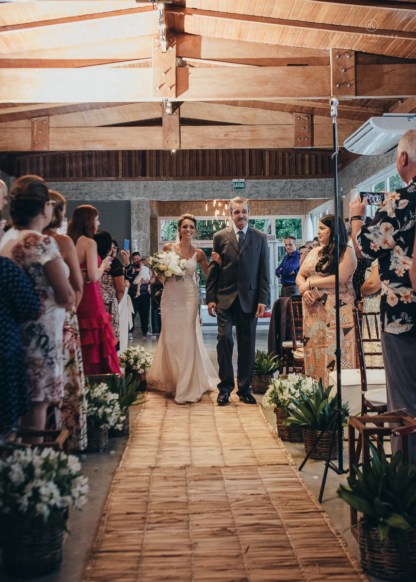 casamento rustico de tarde no salao plataforma na ilha porchat em santos sao vicente decoracao colorida e florida noivo canadense noiva brasileira tons claros  fotografa nayara andrade fotografia fotografa premiada