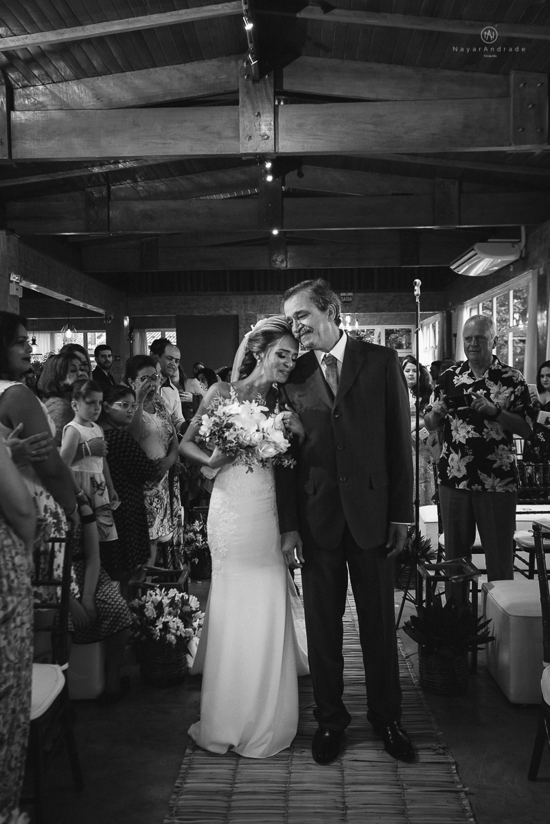 Pai cchora emocionado ao entrar com a filha  de tarde no salao plataforma na ilha porchat em santos sao vicente decoracao colorida e florida noivo canadense noiva brasileira tons claros  fotografa nayara andrade fotografia fotografa premiada