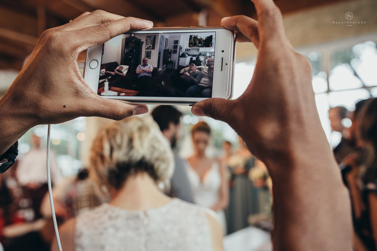 casamento rustico de tarde no salao plataforma na ilha porchat em santos sao vicente decoracao colorida e florida noivo canadense noiva brasileira tons claros  fotografa nayara andrade fotografia fotografa premiada
