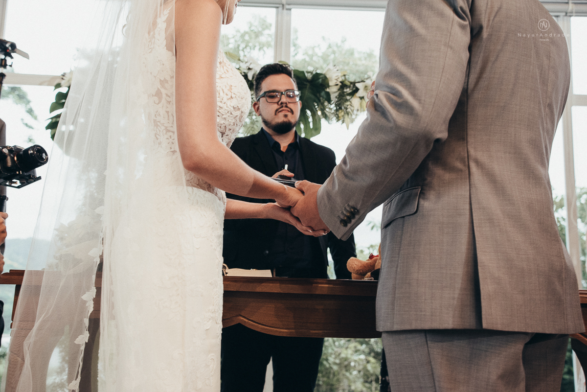 casamento rustico de tarde no salao plataforma na ilha porchat em santos sao vicente decoracao colorida e florida noivo canadense noiva brasileira tons claros  fotografa nayara andrade fotografia fotografa premiada
