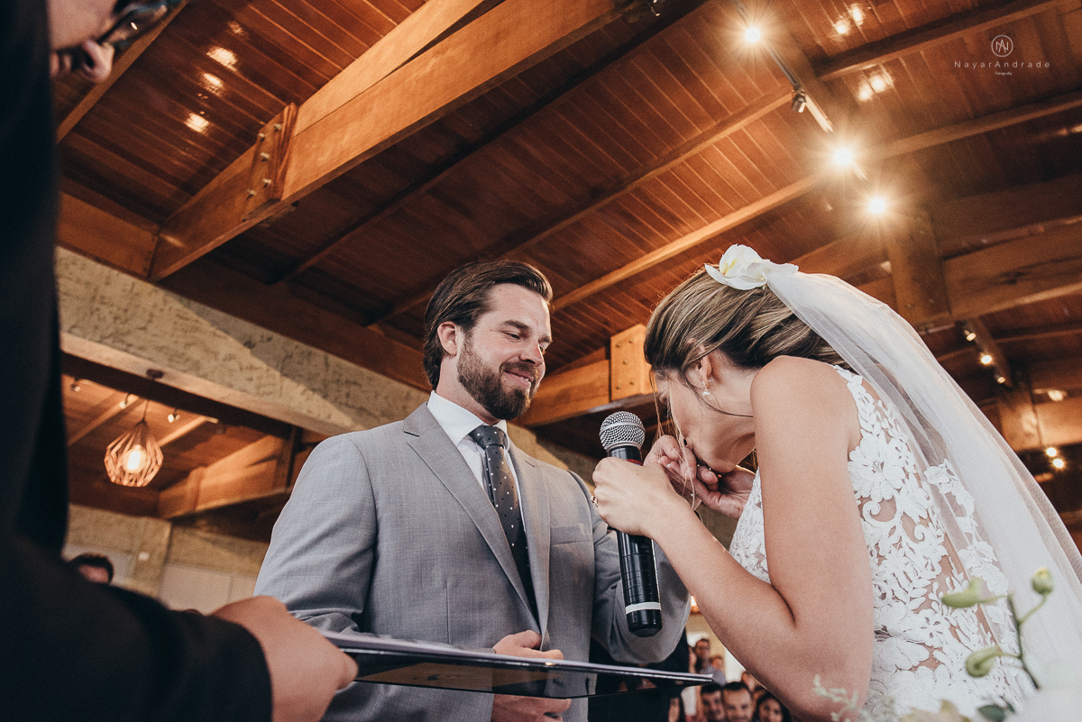 casamento rustico de tarde no salao plataforma na ilha porchat em santos sao vicente decoracao colorida e florida noivo canadense noiva brasileira tons claros  fotografa nayara andrade fotografia fotografa premiada