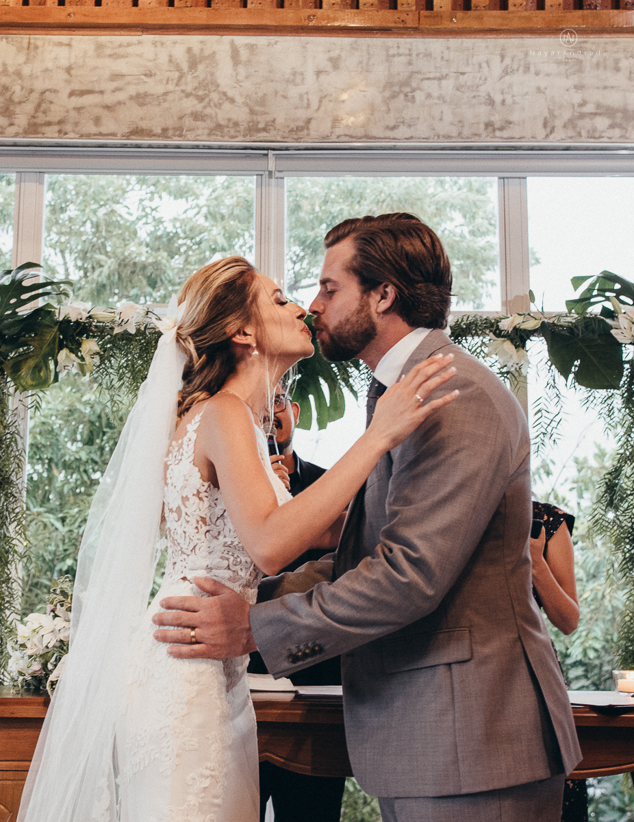 casamento rustico de tarde no salao plataforma na ilha porchat em santos sao vicente decoracao colorida e florida noivo canadense noiva brasileira tons claros  fotografa nayara andrade fotografia fotografa premiada
